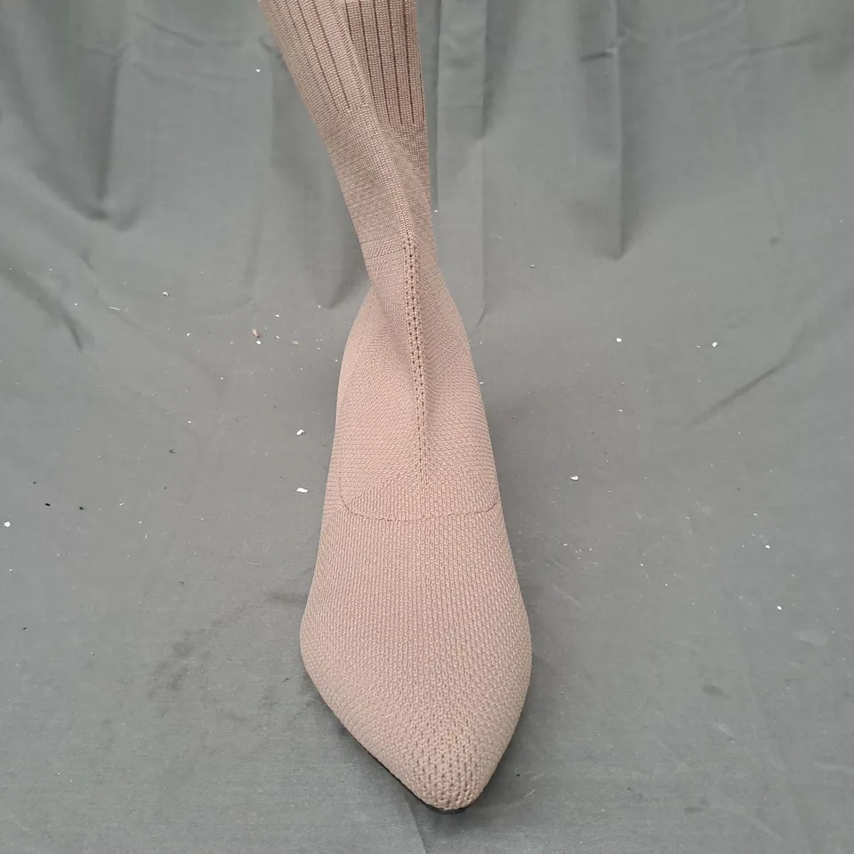 BOXED PAIR OF DESIGNER BLOCK HEEL SHOES IN TAN EU SIZE 42