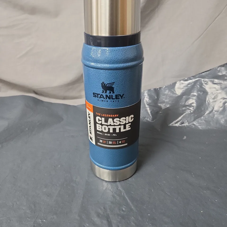 STANLEY CLASSIC BOTTLE – BLUE POWDER-COATED STAINLESS STEEL 0.75 L (25 OZ)