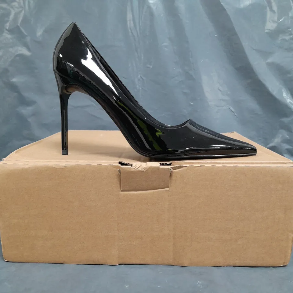 BOXED PAIR OF ASOS DESIGN HIGH HEELED POINTED TOE COURT SHOES IN GLOSSY BLACK SIZE UK 7