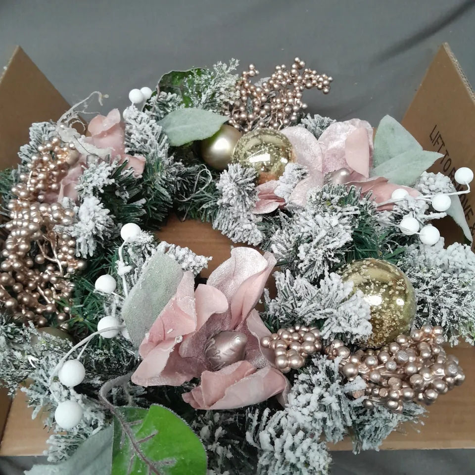 WINTER ROSE LIT CHRISTMAS WREATH RRP £35.99