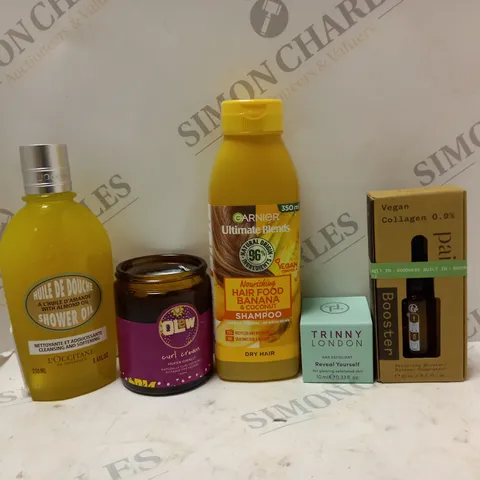 BOX OF APPROX 15 ASSORTED HEALTH AND BEAUTY ITEMS TO INCLUDE - GARNIER ULTIMATE BLENDS - TRINNY LONDON REVEAL YOURSELF - OLEW CURL CREAM ECT