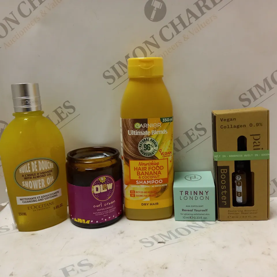 BOX OF APPROX 15 ASSORTED HEALTH AND BEAUTY ITEMS TO INCLUDE - GARNIER ULTIMATE BLENDS - TRINNY LONDON REVEAL YOURSELF - OLEW CURL CREAM ECT