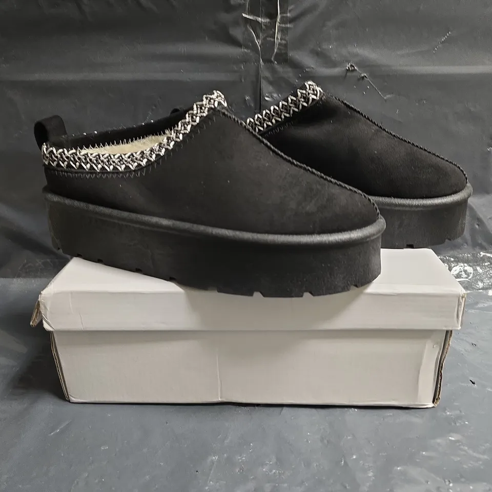 BOXED PAIR OF UNBRANDED FAUX FUR LINED SHOES IN BLACK SIZE EU 39