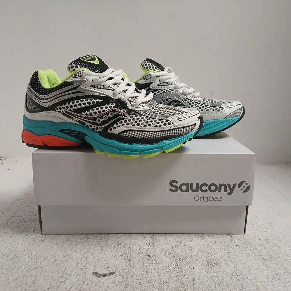 BOXED PAIR OF SAUCONY PRO GRID OMNI 9 TRAINERS IN WHITE/MULTI SIZE UK 3.5
