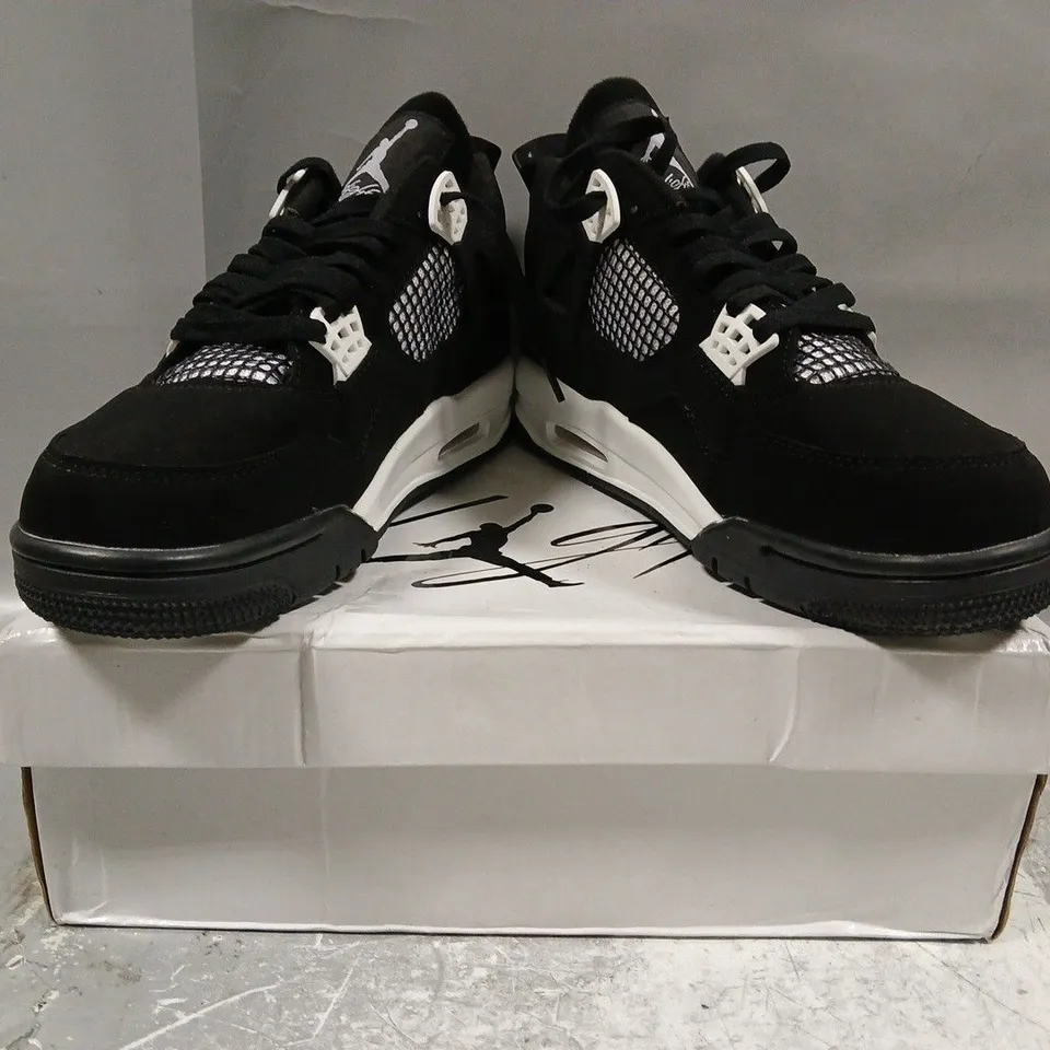 BOXED PAIR OF NIKE AIR JORDAN 4 RETRO SHOES IN BLACK/WHITE SIZE UK 8.5