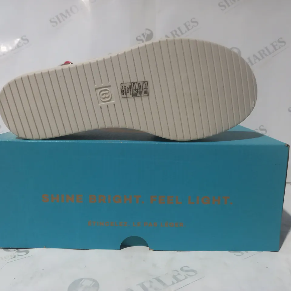 BOXED PAIR OF BZEES OPEN TOE WEDGE SANDALS IN PINK SIZE 6