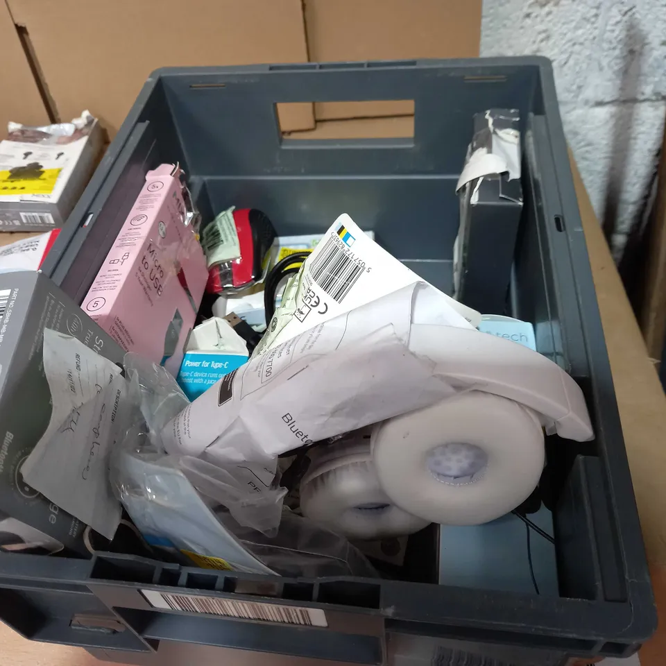 TOTE OF APPROXIMATELY 14 ASSORTED ITEMS TO INCLUDE A UNIVERSAL WALL MOUNT, A TV REMOTE AND A PERSONAL CD PLAYER