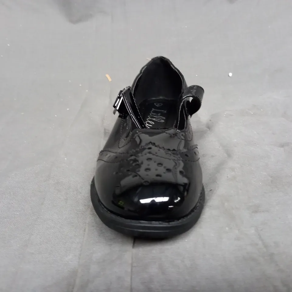 BOX OF APPROXIMATELY 10 LILLEY SHOES IN BLACK. VARIOUS SIZES