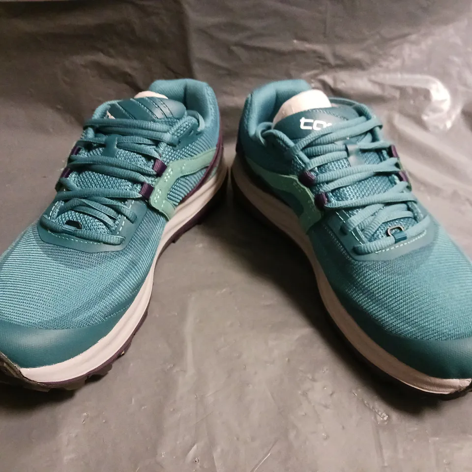 BOXED PAIR OF TOPO ATHLETIC WOMEN'S TERRAVENTURE 3 SHOES IN TEAL/PURPLE SIZE UK 6.5