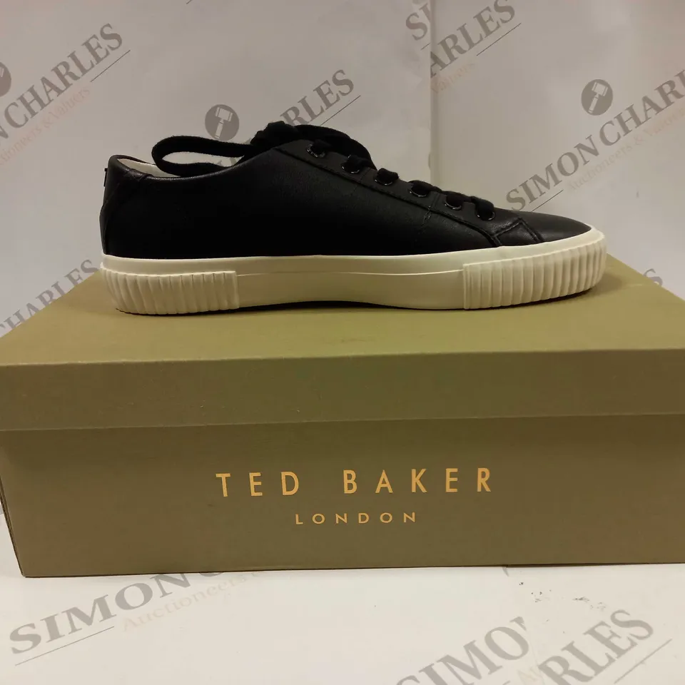 BOXED PAIR OF TED BAKER LEATHER COLOUR DRENCH VULCANISED TRAINERS IN BLACK/WHITE UK SIZE 6