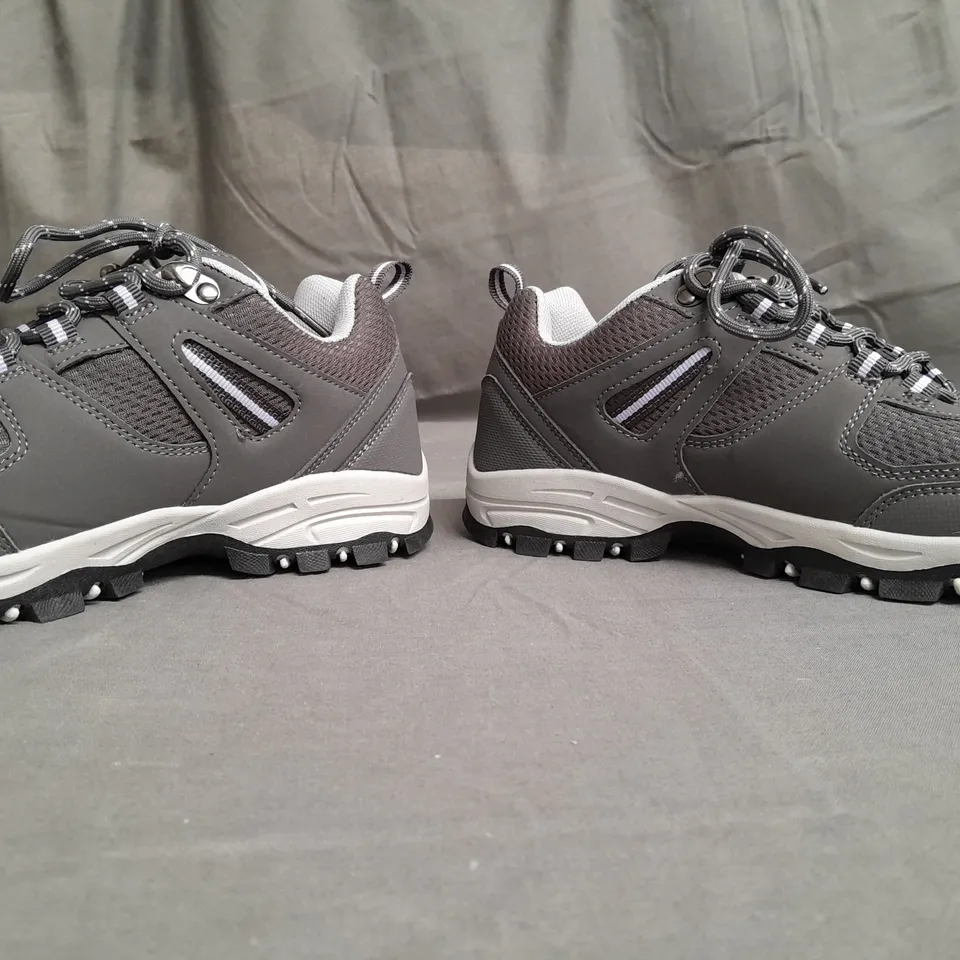 BOXED PAIR OF MOUNTAIN WAREHOUSE WOMENS WIDE FIT WALKING SHOES SIZE UK 4