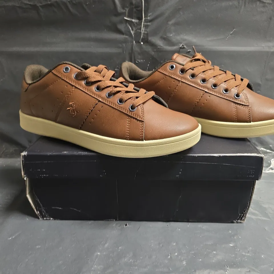 BOXED PAIR OF ORIGINAL PENGUIN STEADMAN LACE-UP SHOES IN TAN SIZE UK 9