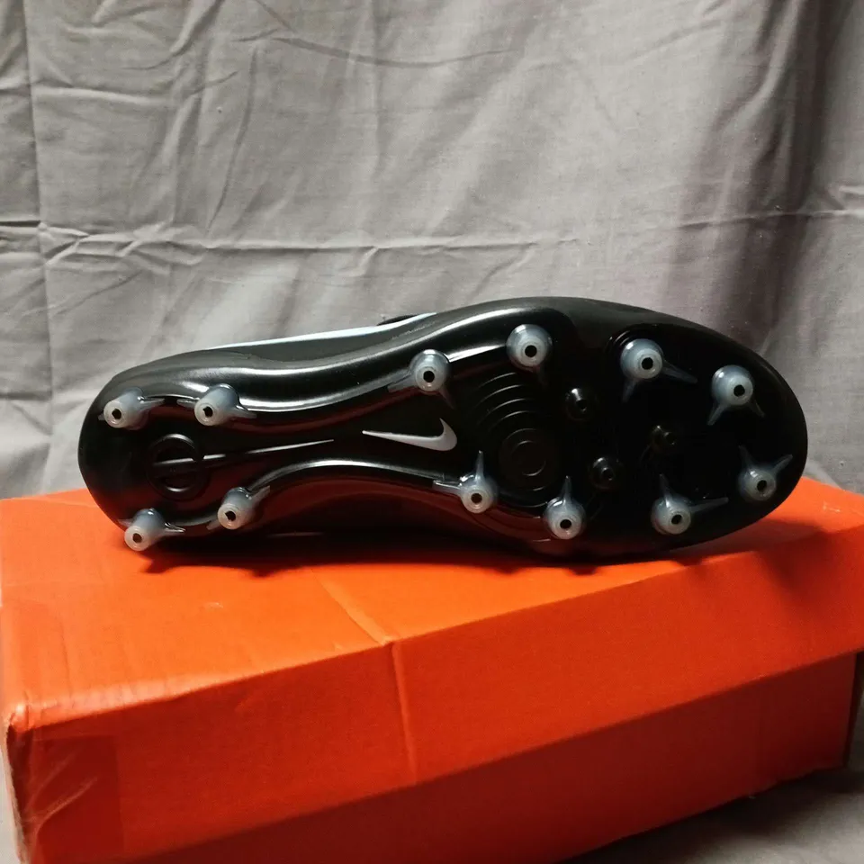 NIKE BLACK FOOTBALL BOOTS – UK SIZE 5.5