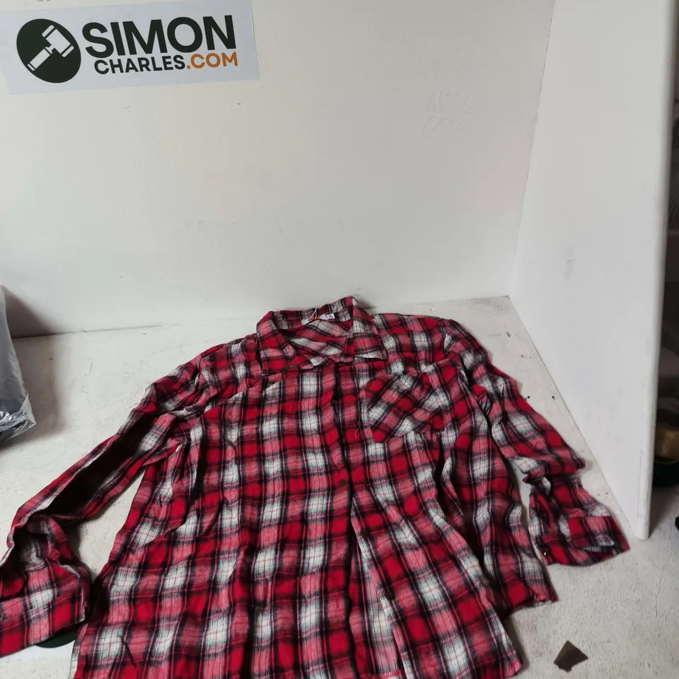 BOX OF APPROXIMATELY 15 ASSORTED ITEMS TO INCLUDE: &MAISI FLANNEL SHIRT