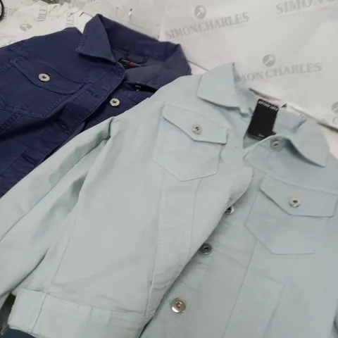 BOX OF APPROXIMATELY 10 CLOTHING ITEMS TO INCLUDE DENIM JACKETS, TOPS, SKIRTS ETC