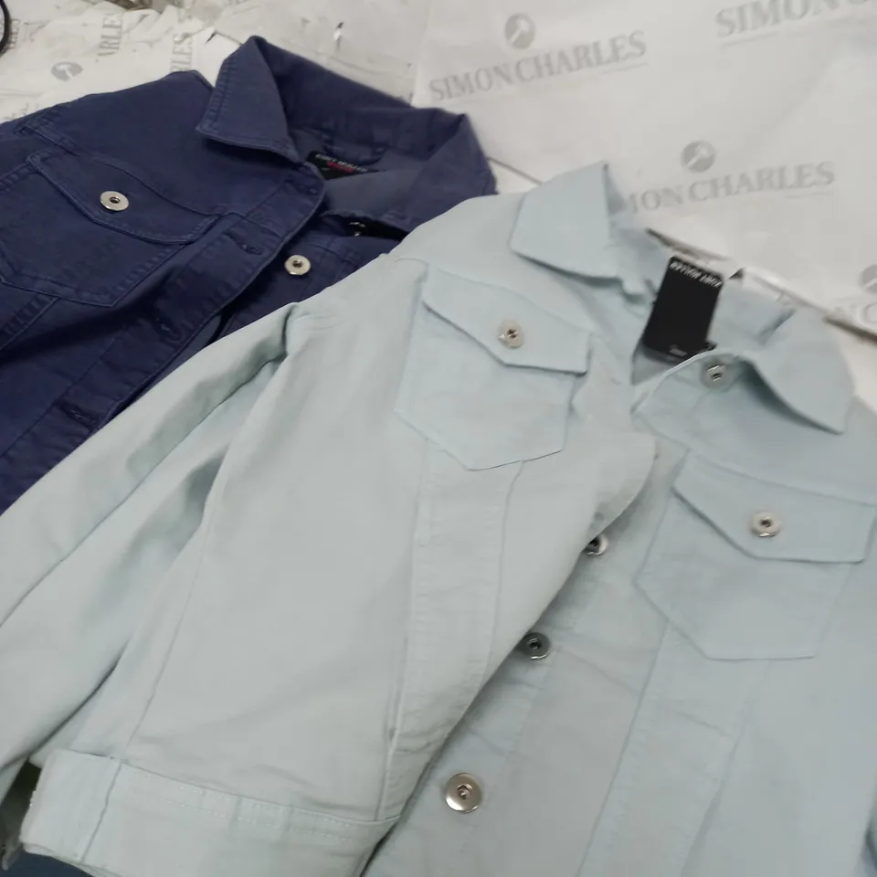 BOX OF APPROXIMATELY 10 CLOTHING ITEMS TO INCLUDE DENIM JACKETS, TOPS, SKIRTS ETC