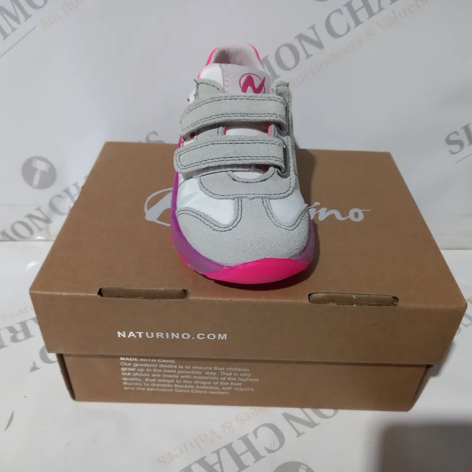 BOXED PAIR OF NATURINO JESKO KIDS SHOES IN WHITE/FUCHSIA EU SIZE 22
