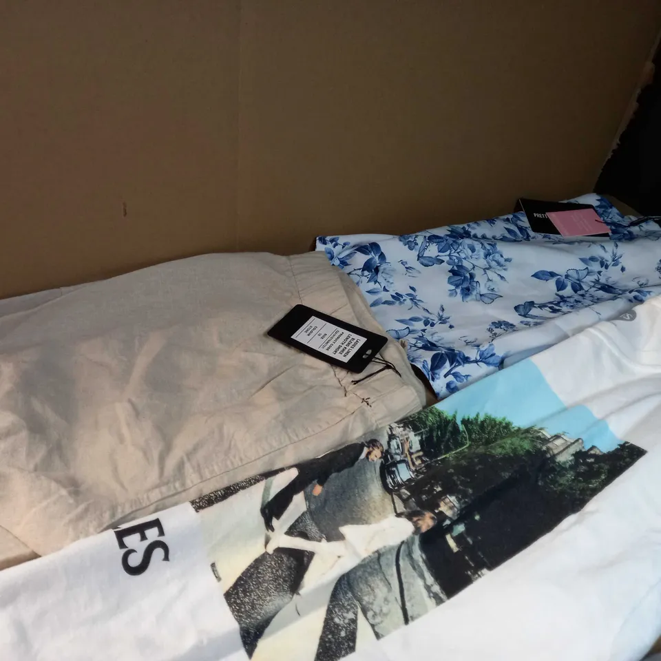 LOT OF APPROX 25 ASSORTED CLOTHING ITEMS VARYING IN SIZE/COLOUR/STYLE TO INCLUDE: TROUSERS, TOPS, DRESSES