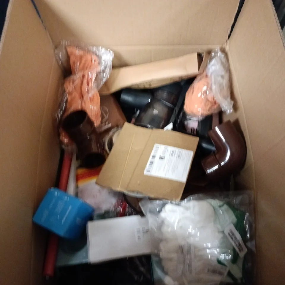 BOX OF APPROXIMATELY 20 ASSORTED HOUSEHOLD ITEMS TO INCLUDE: SMEG CUP AND WYNEX BAG