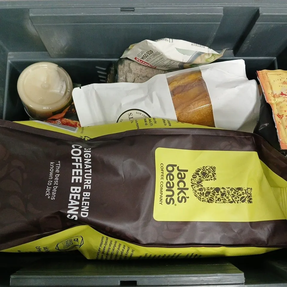 APPROXIMATELY 15 ASSORTED FOOD ITEMS TO INCLUDE DRIED FRUITS, JACKS COFFEE COFFEE BEANS, AHH BISTO BEEF GRAVY, ETC - COLLECTION ONLY