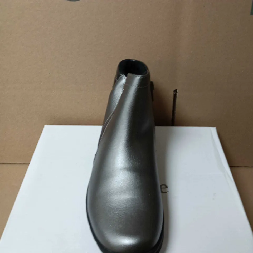 BOXED PAIR OF METALLIC GREY ANKLE BOOT WITH SIDE ZIP –SIZE 5
