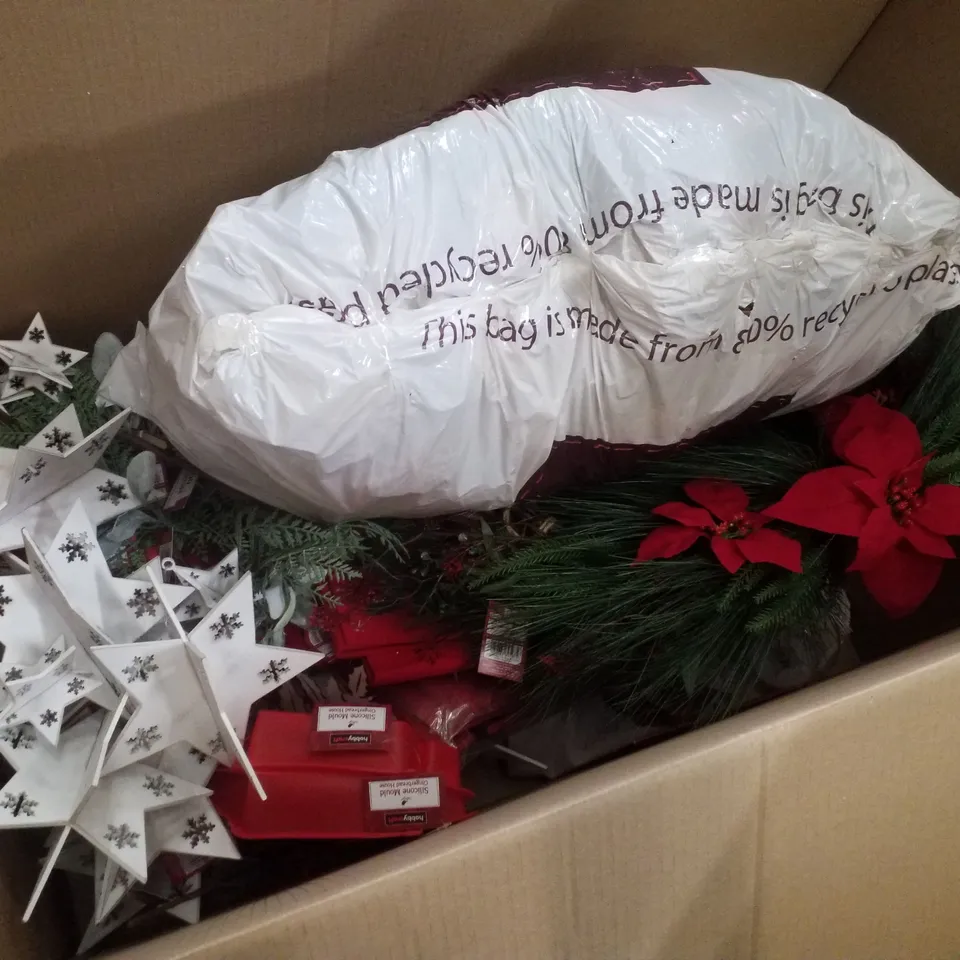 PALLET CONTAINING ASSORTED CHRISTMAS PRODUCTS & DECORATIONS INCLUDING 3D WOODEN STAR, SILICONE MOULD GINGERBREAD HOUSE, FETA TABLE RUNNER, LED WOODEN TREE