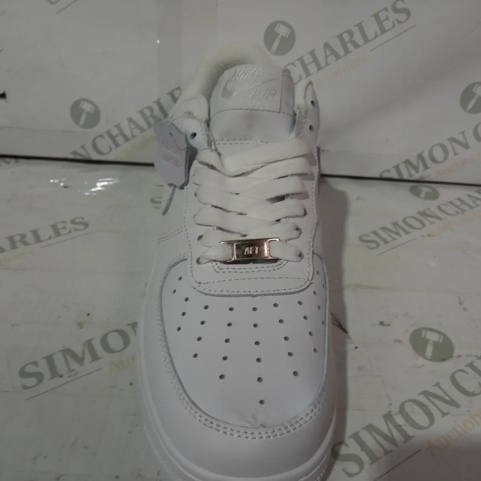 PAIR OF NIKE AIR FORCE 1 TRAINERS IN WHITE UK SIZE 7.5