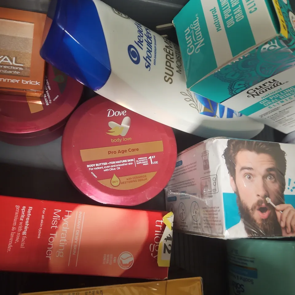 APPROXIMATELY 10 ASSORTED COSMETIC ITEMS TO INCLUDE L'ORÉAL, AVEENO, ETC