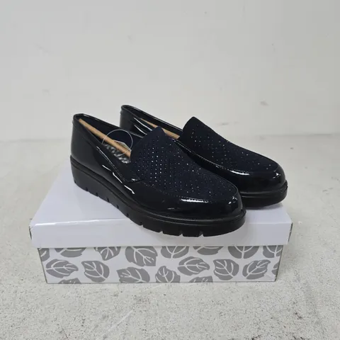 SHOE TREE COMFORT BARBARA NAVY PATENT SLIP-ON LOAFERS, UK 3