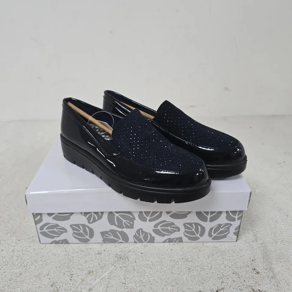 SHOE TREE COMFORT BARBARA NAVY PATENT SLIP-ON LOAFERS, UK 3