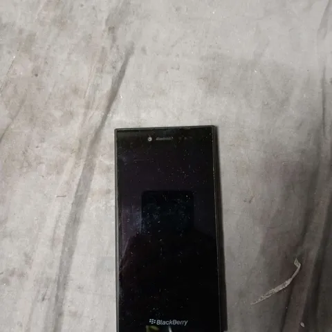 BLACKBERRY SMARTPHONE – 8 MP AUTOFOCUS REAR CAMERA 
