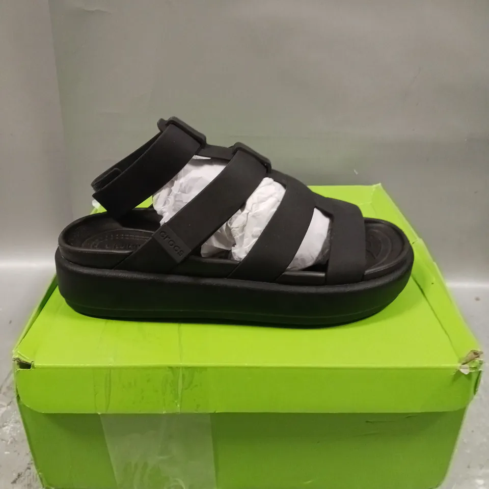 CROCS BROOKLYN LUXE GLADIATOR IN BLACK - SIZE 6