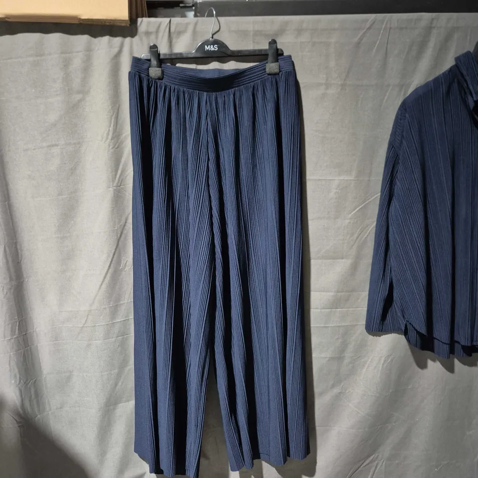 APPROXIMATLY 25 ITEMS INCLUDING PANTS MATCHING OUTFITS SKIRTS ECT