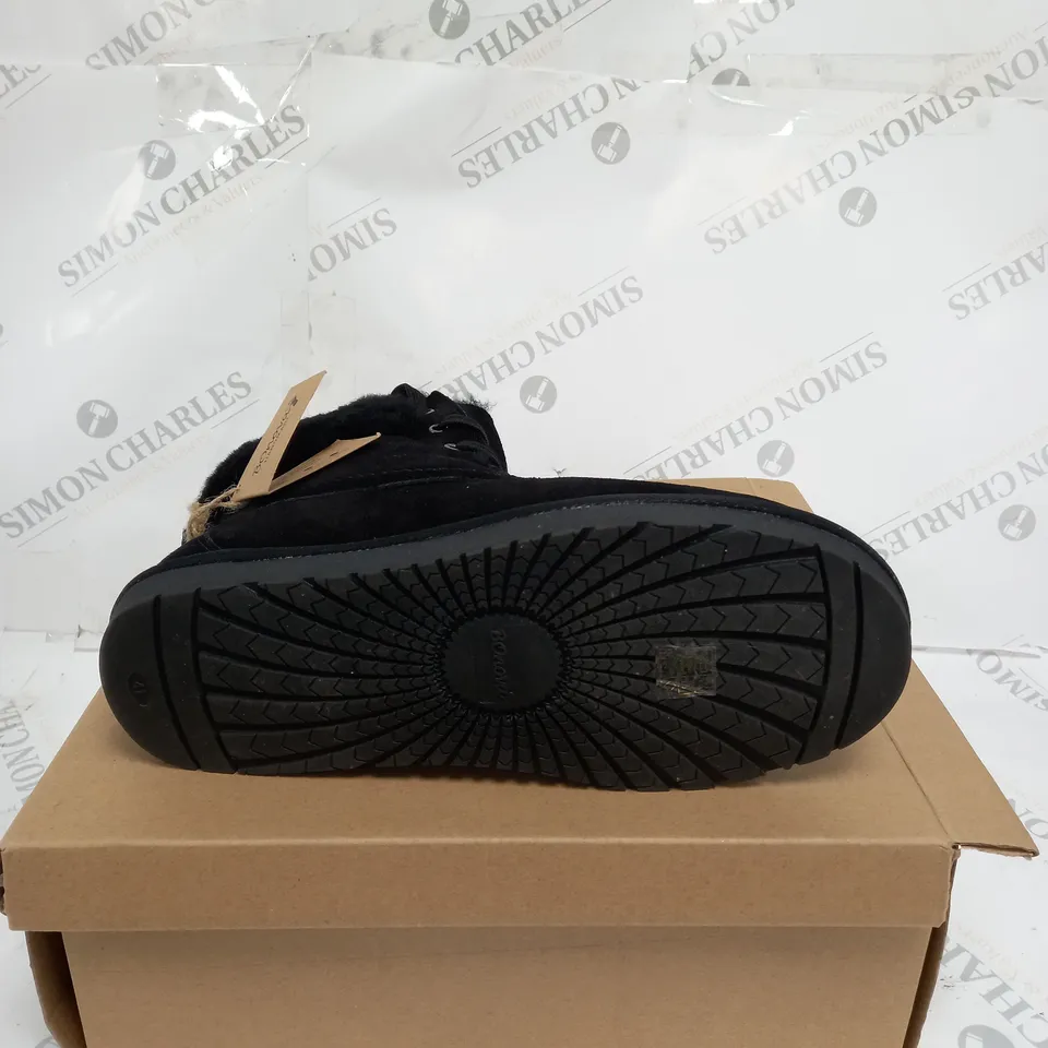BOXED BONOVA SHEEP SKIN FUR CUFF BLACK BOOTS - SIZE 8