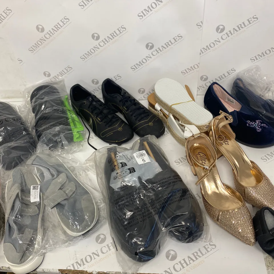 BOX OF 17 ASSORTED FOOTWEAR ITEMS TO INCLUDE: GLITZ HEELS, FOOTBALL BOOTS, FASHION TRAINERS, THE SLIPPER COMPANY ETC 