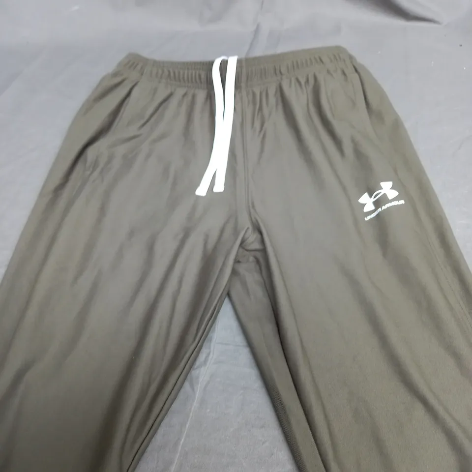 UNDERARMOUR TRACKSUIT PANTS IN KHAKI - MEDIUM