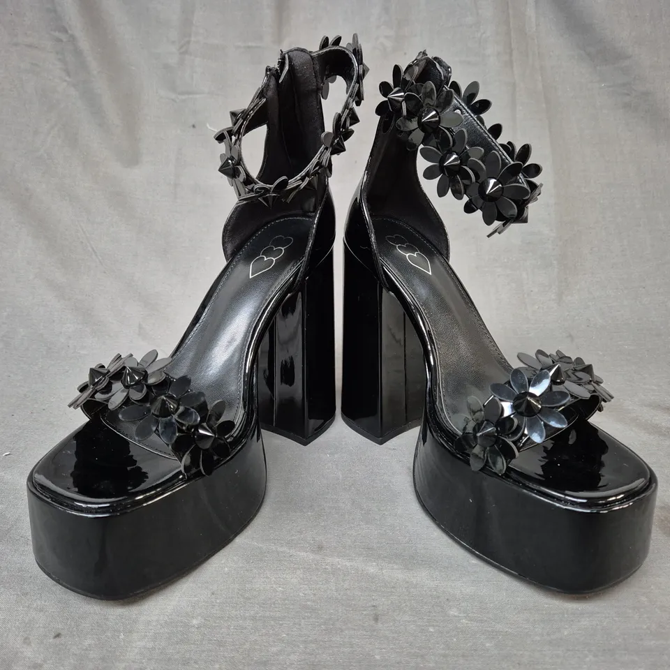 BOXED PAIR OF KOI OPEN TOE PLATFORM BLOCK HEEL SANDALS IN BLACK W. FLORAL DETAIL UK SIZE 5