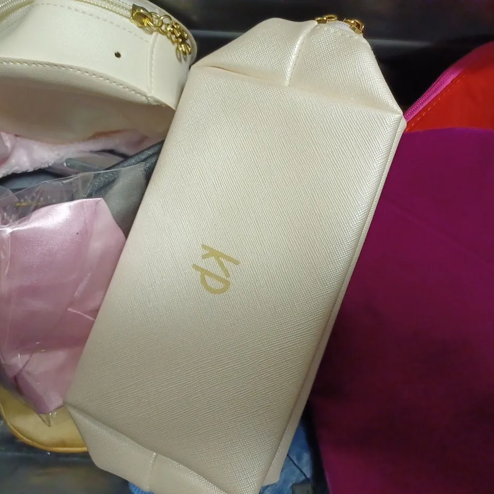 APPROXIMATELY 20 ASSORTED ITEMS TO INCLUDE MAKEUP BAGS AND PURSES 