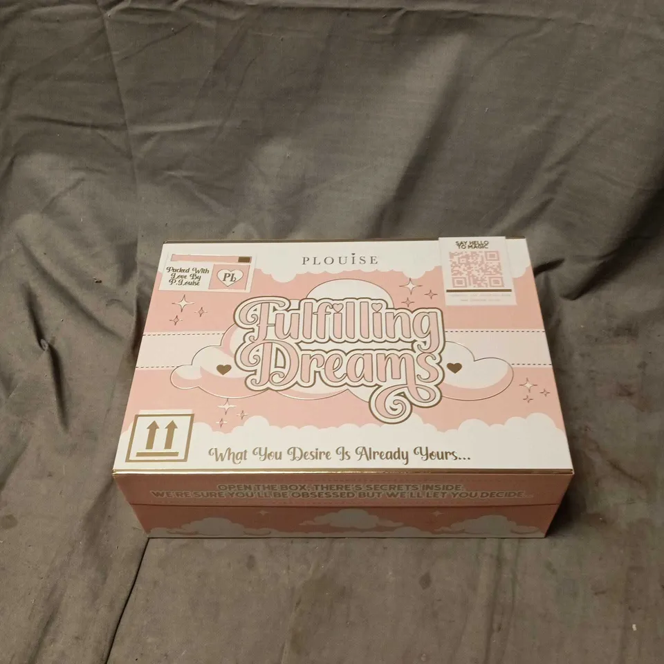 PLOUISE FULFILLING DREAMS GIFT SET TO INCLUDE GLITTER SETTING SPRAY, FLUFFY FANTASY PALETTE ETC