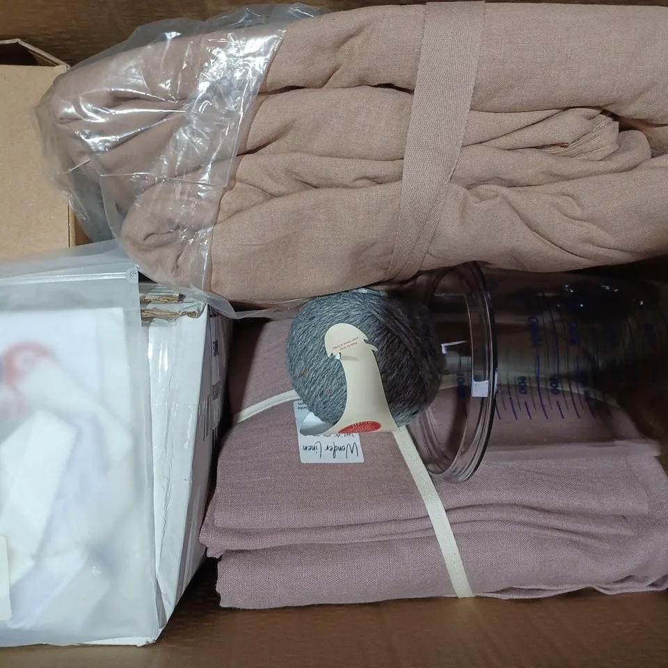 BOX OF APPROXIMATELY 10 ASSORTED HOUSEHOLD ITEMS TO INCLUDE EXERCISE BOOKS IN BLUE, EXERCISE BOOKS IN YELLOW, SHIRES BUNGEE BREAKAWAY TRAILER TIE, ETC