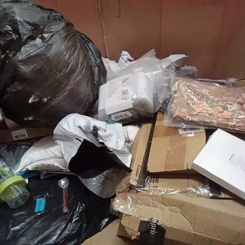 PALLET OF ASSORTED ITEMS INCLUDING - FLASK, WATER BOTTLE, SHOWER HEAD WITH FILTER 