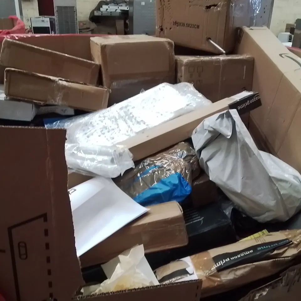 PALLET OF ASSORTED HOUSEHOLD GOODS AND PRODUCTS TO INCLUDE;HEDGE TRIMMER,RIDE ON SUITCASE,AQUARIUM CLIP LIGHT