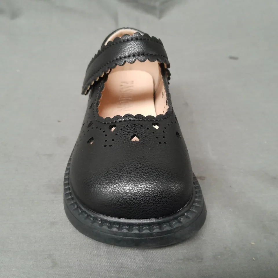 BOXED PAIR OF FASHION KID'S VELCRO STRAP SHOES IN BLACK EU SIZE 24-26