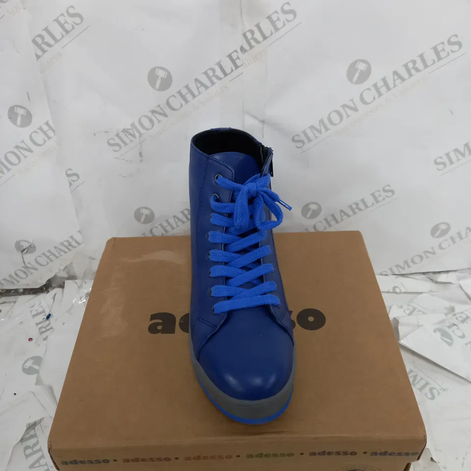 ADESSO YANKEE LEATHER BOOT - BLUE SIZE 5 - BOXED 