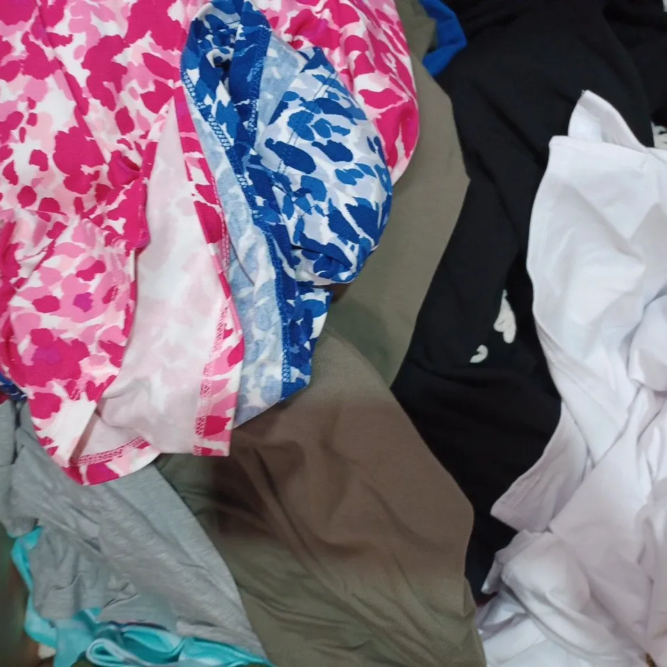 BOX OF APPROXIMATELY 30 ASSORTED CLOTHING ITEMS IN VARIOUS STYLES AND SIZES TO INCLUDE RUTH LANGSFORD, SEASALT, ETC