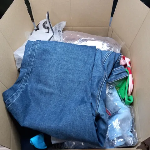LOT OF ASSORTED CLOTHING ITEMS AND ACCESSORIES TO INCLUDE; T-SHIRTS, JUMPERS ETC