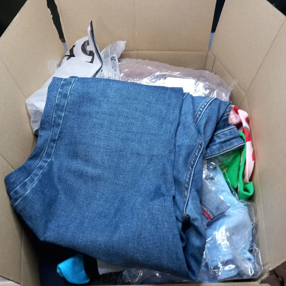 LOT OF ASSORTED CLOTHING ITEMS  AND ACCESSORIES TO INCLUDE; T-SHIRTS, JUMPERS ETC