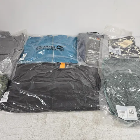 APPROXIMATELY 33 ASSORTED BRAND NEW REGATTA CLOTHING ITEMS IN VARIOUS SIZES, STYLES & COLOURS