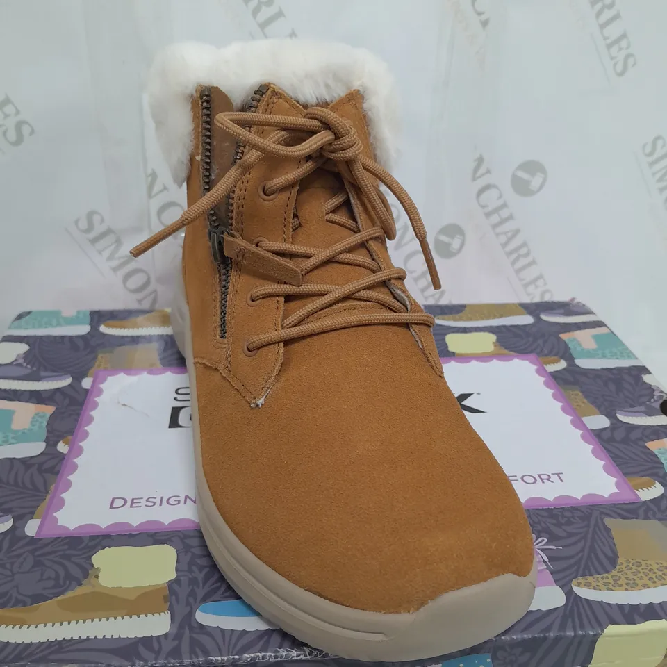 SKETCHERS LACE UP CHUG BOOT SIZE 4.5