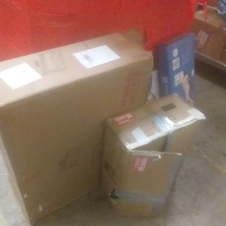 PALLET OF ASSORTED ITEMS INCLUDING INFRARED LIGHT, TOILET SEAT, ELECTRIC FIREPLACE